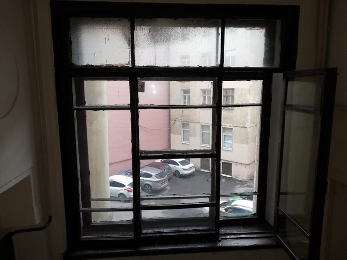 3-я линия, 48. Декоративное стекло "муранезе" в окнах лестницы. Площадка 2-3 этажа. Фото 2020